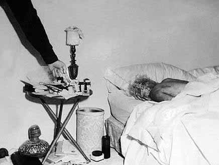 عکس معروف مریلین در بستر مرگ
